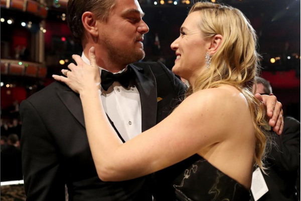 Счастливый Леонардо Ди Каприо обмыл свой «Оскар» в компании мамы и друзей Счастливый Леонардо Ди Каприо обмыл свой «Оскар» в компании мамы и друзей