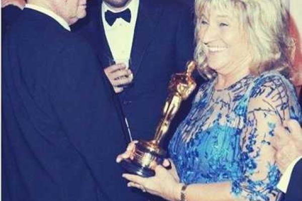 Счастливый Леонардо Ди Каприо обмыл свой «Оскар» в компании мамы и друзей Счастливый Леонардо Ди Каприо обмыл свой «Оскар» в компании мамы и друзей