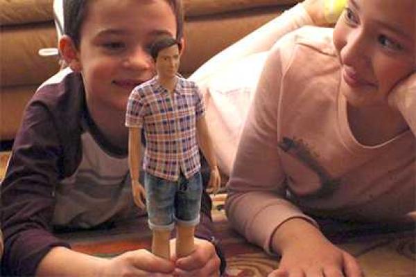 Художник создал куклу Кена с реалистичным телосложением