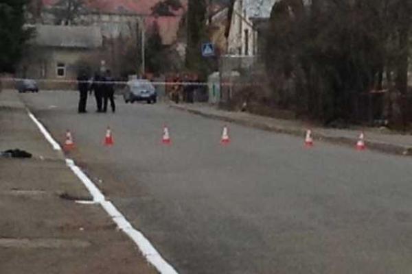 Стрельба в Мукачево: есть раненый, рядом с ним лежала граната Стрельба в Мукачево: есть раненый, рядом с ним лежала граната