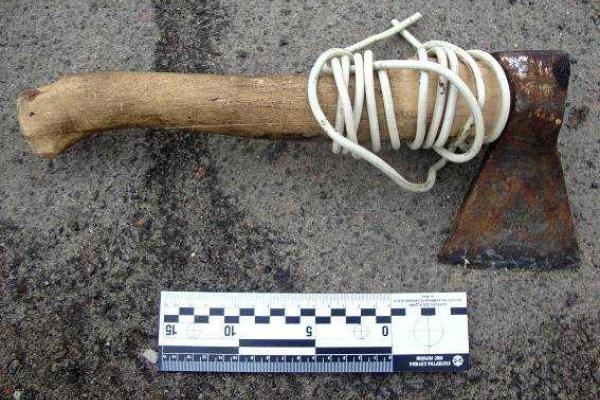 В Киеве задержали мужчину, который бегал по городу с топором В Киеве задержали мужчину, который бегал по городу с топором