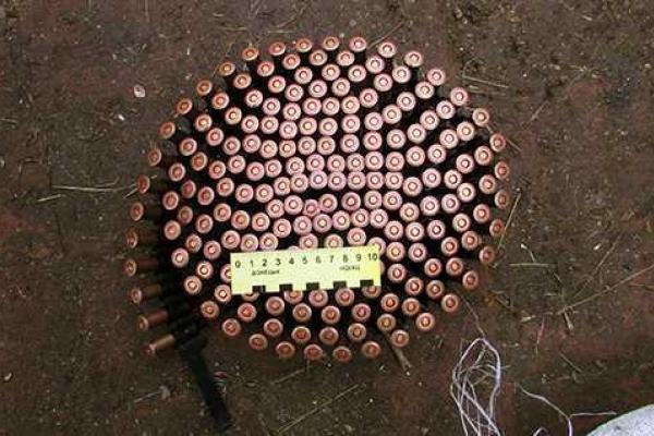 Житель Торецка хранил на чердаке дома оружие и боеприпасы Житель Торецка хранил на чердаке дома оружие и боеприпасы