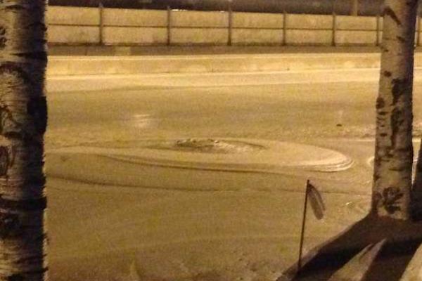 В Петербурге из-под земли бьет фонтан с непонятным содержимым