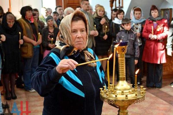 В Еленовке прошла панихида по жертвам обстрела