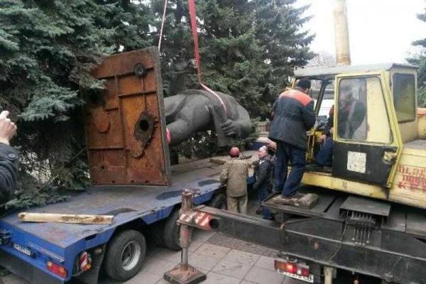 В Мариуполе под тройной охраной демонтировали еще один советский памятник