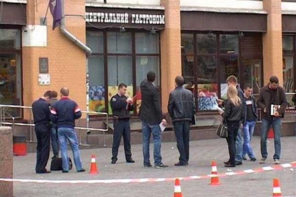 Столичная полиция назвала стрельбу на Бессарабке хулиганством: опубликованы кадры расследования кровавого инцидента Столичная полиция назвала стрельбу на Бессарабке хулиганством: опубликованы кадры расследования кровавого инцидента