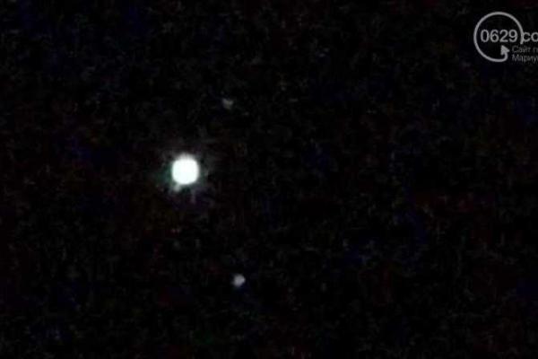 В небе над Мариуполем замечен загадочный светящийся шар