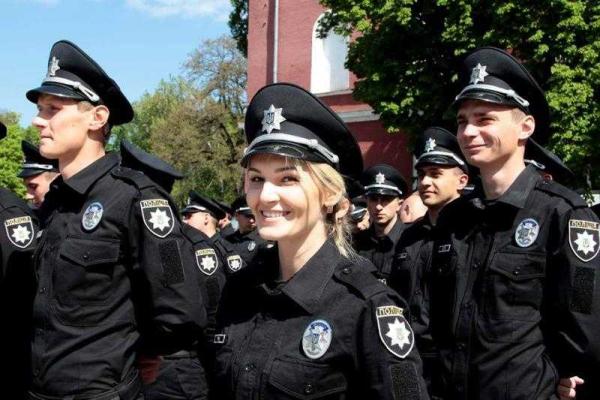В Кировограде приняла присягу новая патрульная полиция В Кировограде приняла присягу новая патрульная полиция