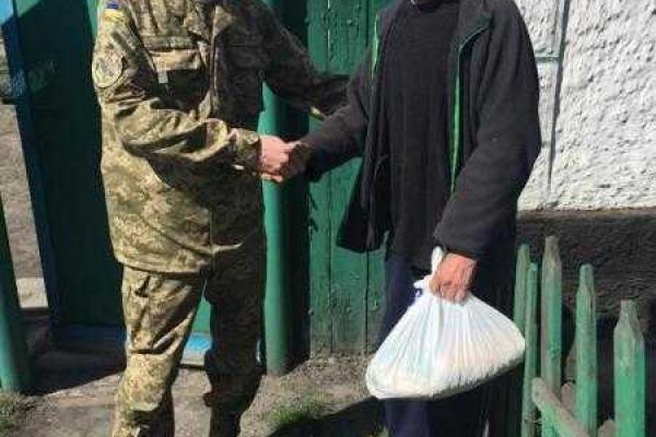 Офицеры ГВС привезли продукты жителям прифронтового Золотого и Горска