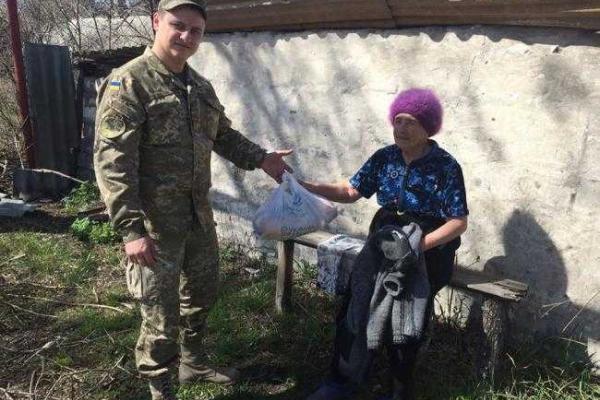 Офицеры ГВС привезли продукты жителям прифронтового Золотого и Горска
