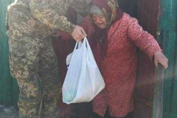 Офицеры ГВС привезли продукты жителям прифронтового Золотого и Горска