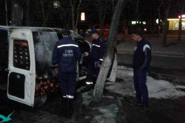 В центре Черкасс взорвался кофемобиль: продавец чудом не пострадала В центре Черкасс взорвался кофемобиль: продавец чудом не пострадала