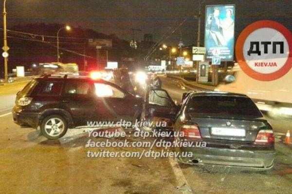 В Киеве погиб водитель Mitsubishi, еще 4 человека пострадали  В Киеве погиб водитель Mitsubishi, еще 4 человека пострадали