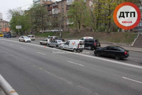 Масштабное ДТП в Киеве: водитель "Шевроле" разбил 4 авто Масштабное ДТП в Киеве: водитель "Шевроле" разбил 4 авто