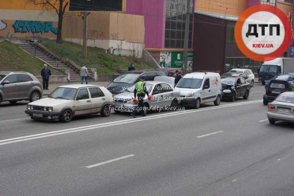 Масштабное ДТП в Киеве: водитель "Шевроле" разбил 4 авто Масштабное ДТП в Киеве: водитель "Шевроле" разбил 4 авто