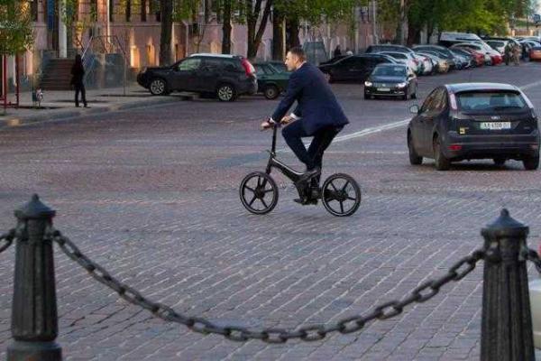 Виталий Кличко ездит на работу на велосипеде Виталий Кличко ездит на работу на велосипеде