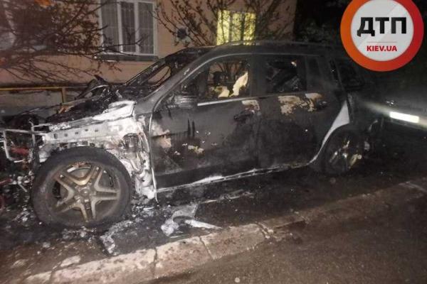 В Киеве ночью полностью сгорел Мерседес В Киеве ночью полностью сгорел Мерседес