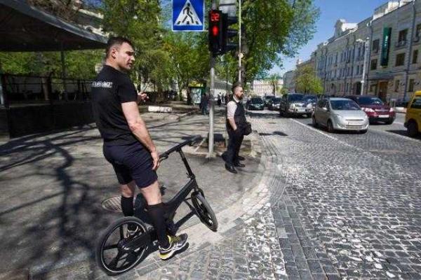 Виталий Кличко ездит на работу на велосипеде Виталий Кличко ездит на работу на велосипеде