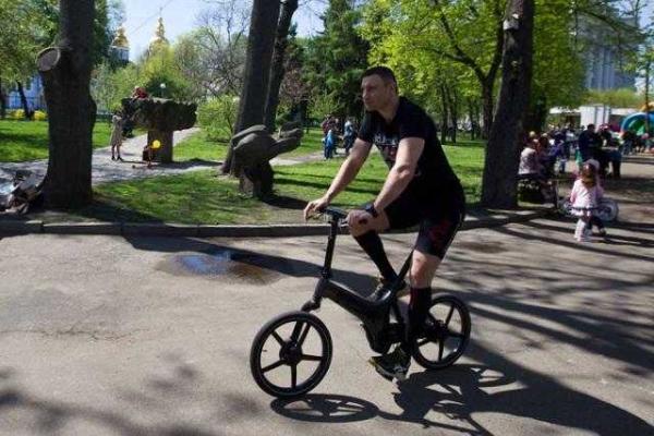 Виталий Кличко ездит на работу на велосипеде Виталий Кличко ездит на работу на велосипеде