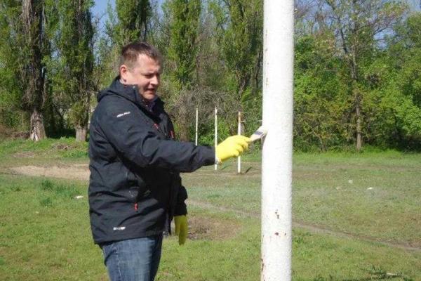 Мэр Днепропетровска Борис Филатов "попиарился" на покраске футбольных ворот Мэр Днепропетровска Борис Филатов "попиарился" на покраске футбольных ворот