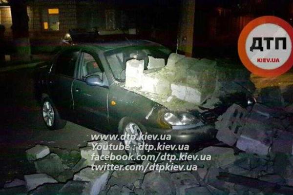 В столице на припаркованный Деу Ланос обрушилась стена