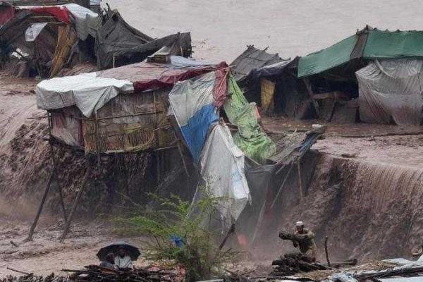 Вследствие разрушительного наводнения в Пакистане погибло уже 70 человек