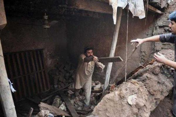 Вследствие разрушительного наводнения в Пакистане погибло уже 70 человек