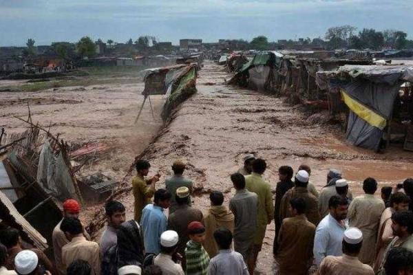 Вследствие разрушительного наводнения в Пакистане погибло уже 70 человек