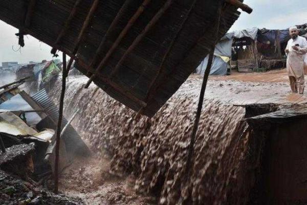 Вследствие разрушительного наводнения в Пакистане погибло уже 70 человек