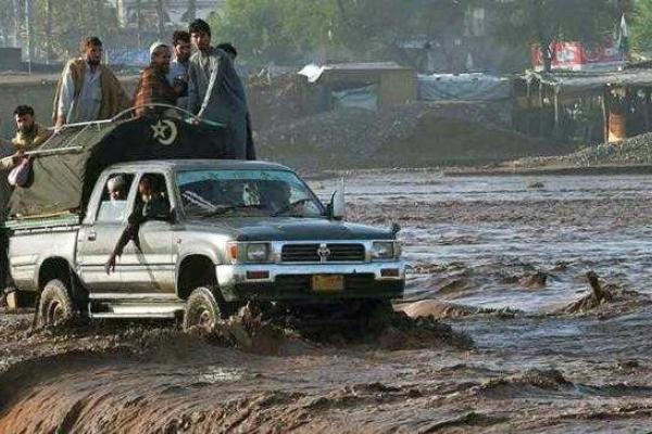 Вследствие разрушительного наводнения в Пакистане погибло уже 70 человек