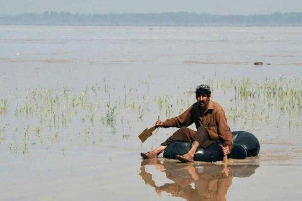 Вследствие разрушительного наводнения в Пакистане погибло уже 70 человек