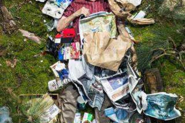 Новое модное "селфи": люди фотографируются на фоне мусора