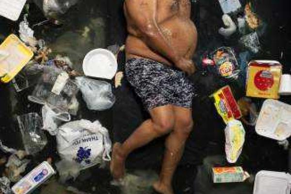 Новое модное "селфи": люди фотографируются на фоне мусора