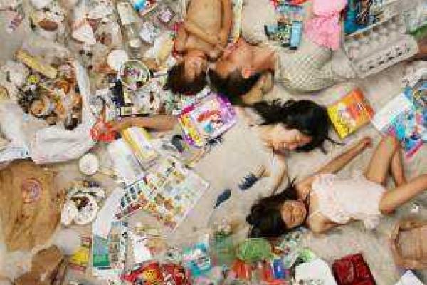 Новое модное "селфи": люди фотографируются на фоне мусора