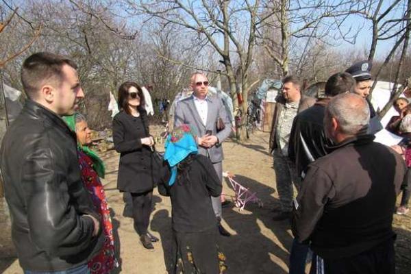 В Киеве на Лысой горе поселился цыганский табор В Киеве на Лысой горе поселился цыганский табор