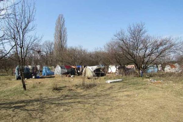 В Киеве на Лысой горе поселился цыганский табор В Киеве на Лысой горе поселился цыганский табор