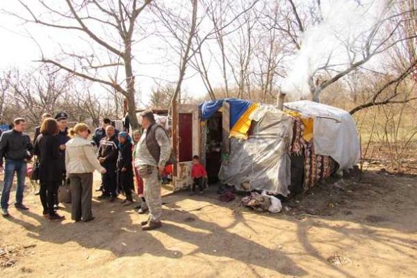 В Киеве на Лысой горе поселился цыганский табор В Киеве на Лысой горе поселился цыганский табор