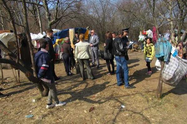 В Киеве на Лысой горе поселился цыганский табор В Киеве на Лысой горе поселился цыганский табор