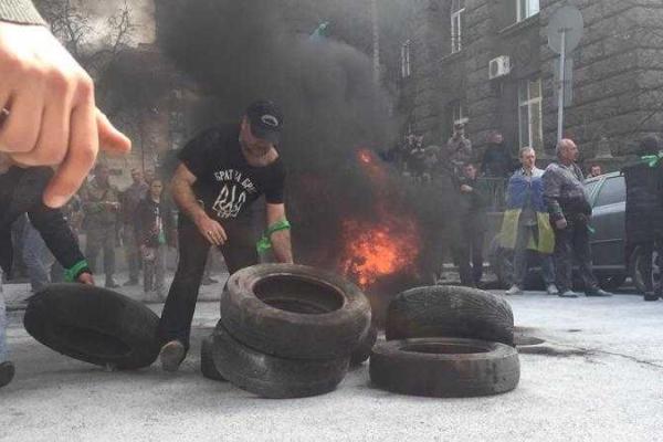 Протесты в Киеве: у Администрации Президента произошел пожар от зажженных покрышек Протесты в Киеве: у Администрации Президента произошел пожар от зажженных покрышек