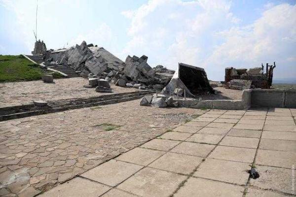 Дизайнер Артемий Лебедев показал, во что боевики превратили Саур-Могилу