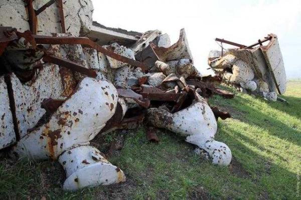 Дизайнер Артемий Лебедев показал, во что боевики превратили Саур-Могилу