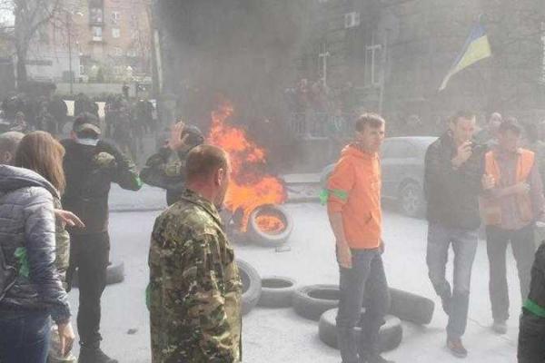 Протесты в Киеве: у Администрации Президента произошел пожар от зажженных покрышек Протесты в Киеве: у Администрации Президента произошел пожар от зажженных покрышек