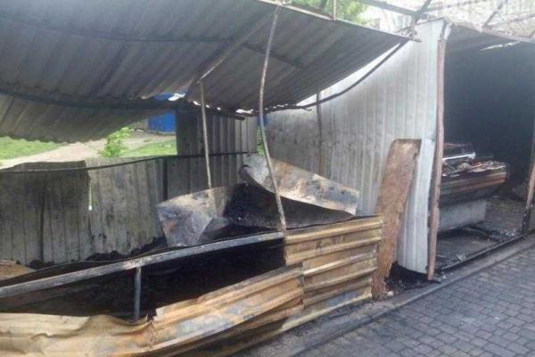 В Одессе ночью сгорел стихийный мини-рынок В Одессе ночью сгорел стихийный мини-рынок