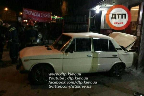 ДТП в Киеве: пьяный водитель иномарки на крыше приехал в шиномонтаж ДТП в Киеве: пьяный водитель иномарки на крыше приехал в шиномонтаж