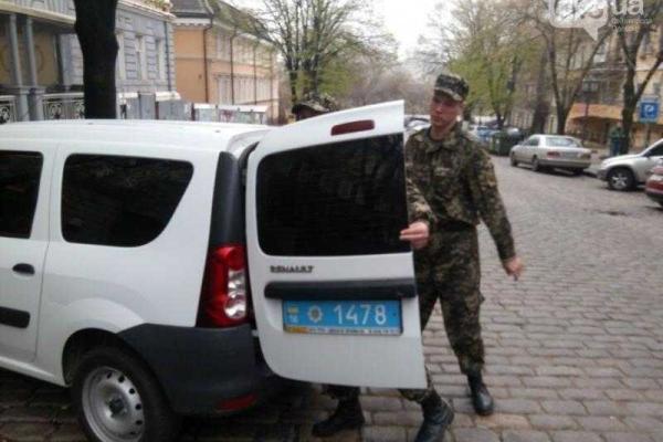 Одесские прокуроры спешно вывозят документы Одесские прокуроры спешно вывозят документы