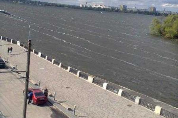 В Днепропетровске на Днепре образовались необычные волны