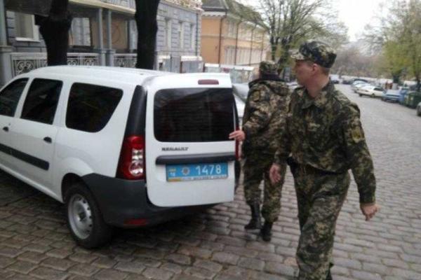 Одесские прокуроры спешно вывозят документы Одесские прокуроры спешно вывозят документы