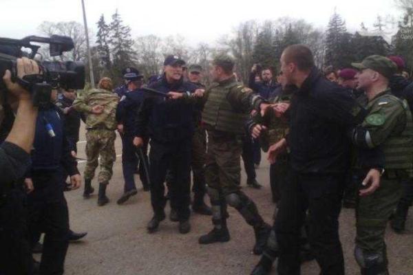 На Куликовом поле активисты «Правого сектора» схлестнулись с полицией На Куликовом поле активисты «Правого сектора» схлестнулись с полицией