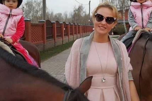 Камалия показала своих смуглых близняшек Камалия показала своих смуглых близняшек