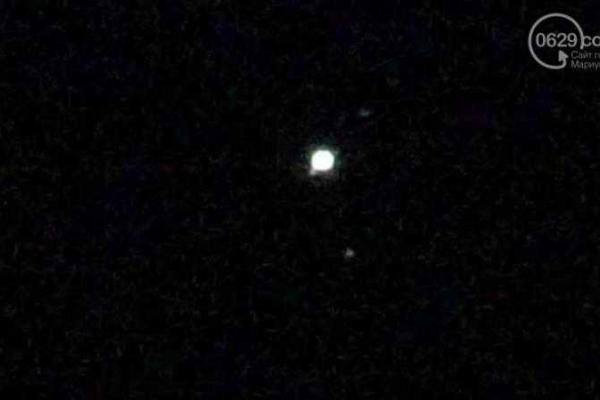 В небе над Мариуполем замечен загадочный светящийся шар